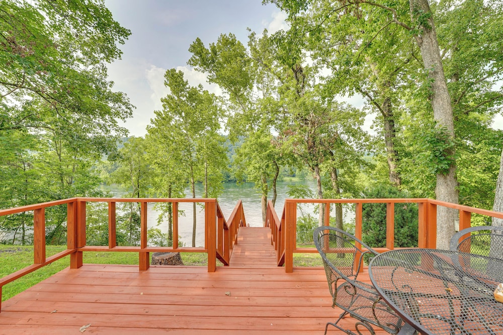 Flippin Home w/ Fire Pit: Walk to White River! view 2