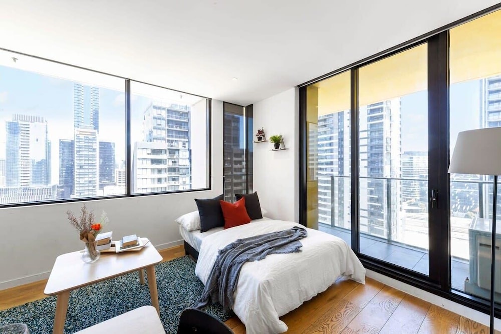 A Chic 2BR Apt, City Views Near Southern Cross