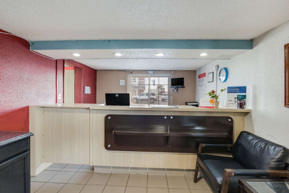 Econo Lodge Inn & Suites view 5