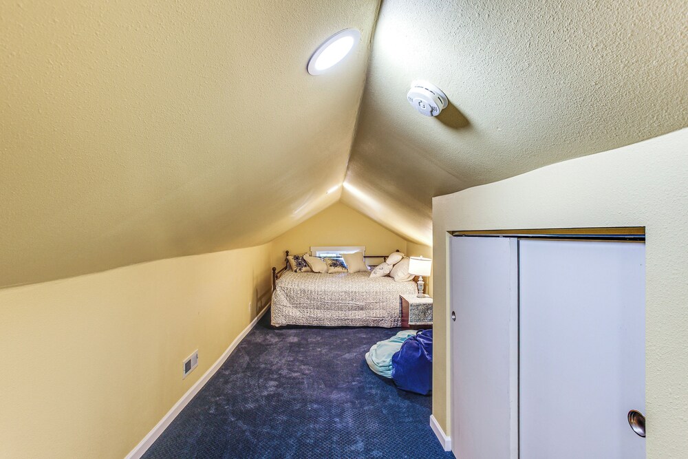 2 Mi to Dtwn Tacoma: Charming Home w/ Deck & Yard!