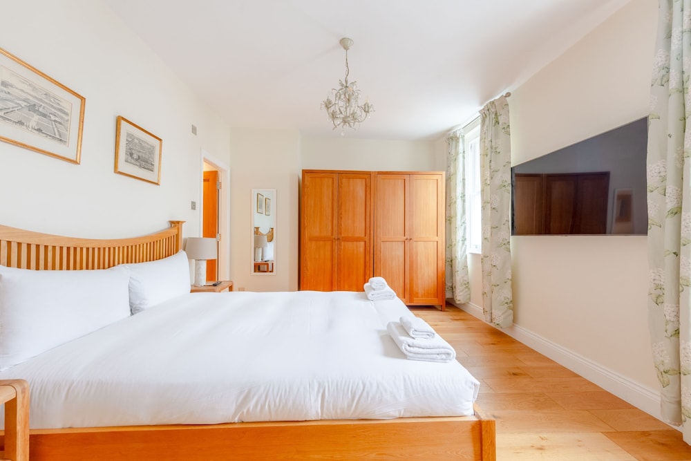 Spacious and Central 3 Bedroom House in Paddington