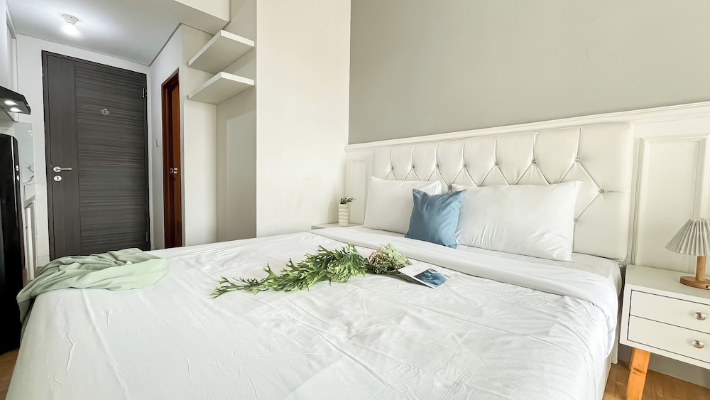 White Tone Studio At Amazana Serpong Apartment