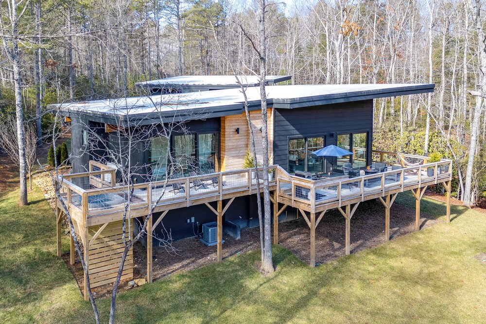 Hot Tub + Fire Pit: Modern North Carolina Retreat