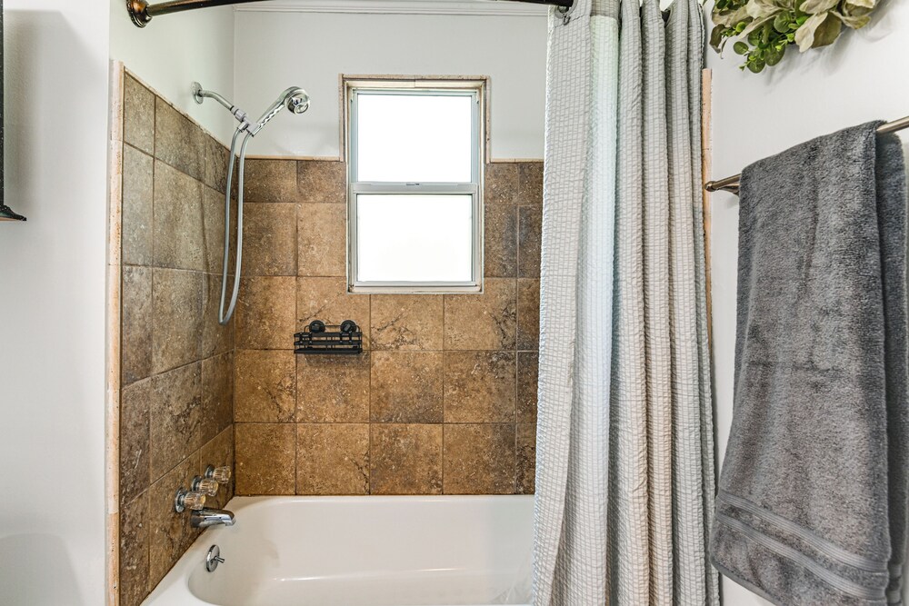 7 Mi to Dtwn: Apt w/ Spacious Yard in Nashville