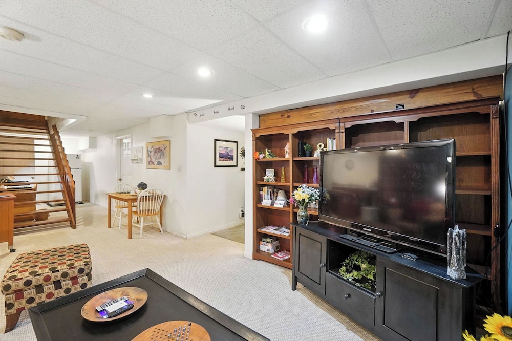 10 Mi to Dtwn: Cozy Couple's Getaway in Cincinnati