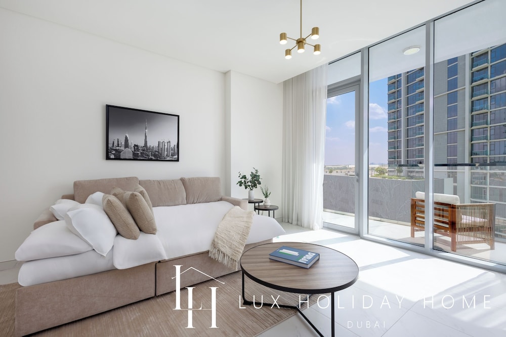 LUX | 2BR Lagoon View – District One, 10–15 min Burj Khalifa