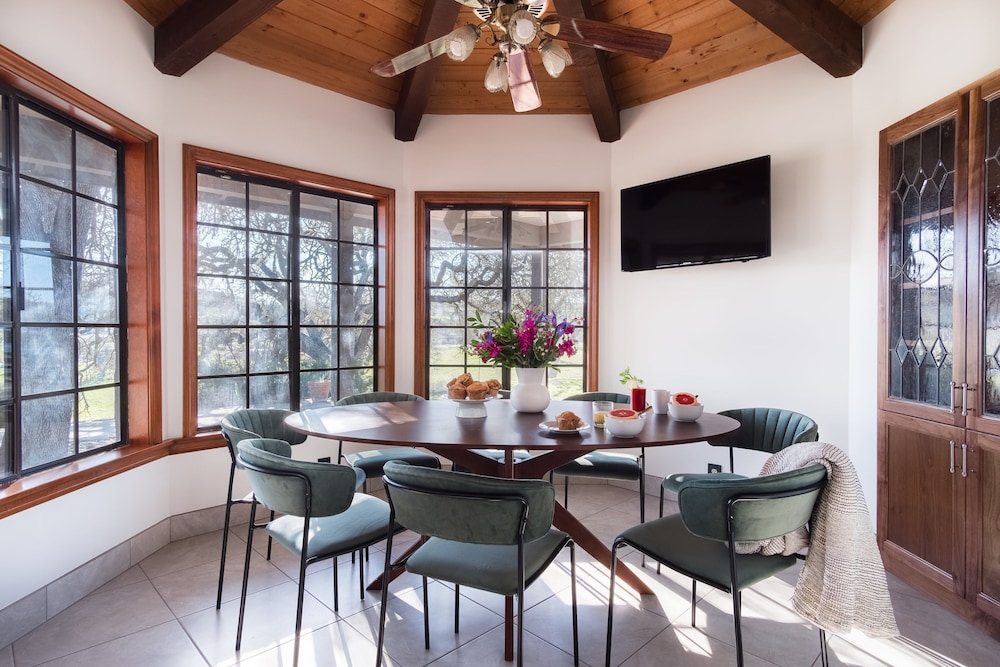 Cathedral by Avantstay Charming Secluded Estate w Sauna Pool Table Views of the Rolling Hills