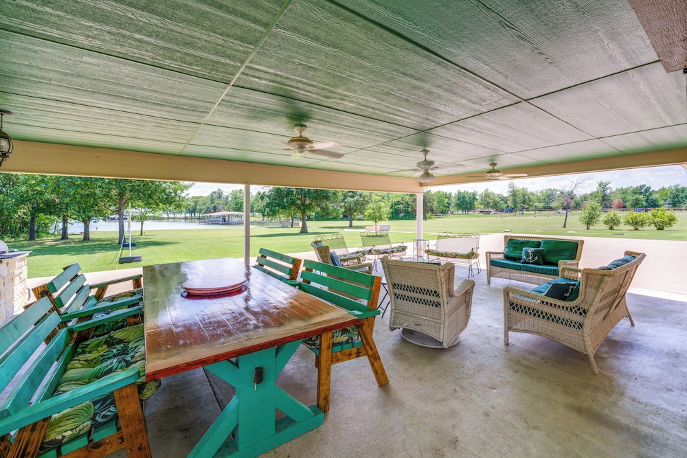 Sunrise Cove RC Llc: Lakefront Home w/ 2 Casitas!