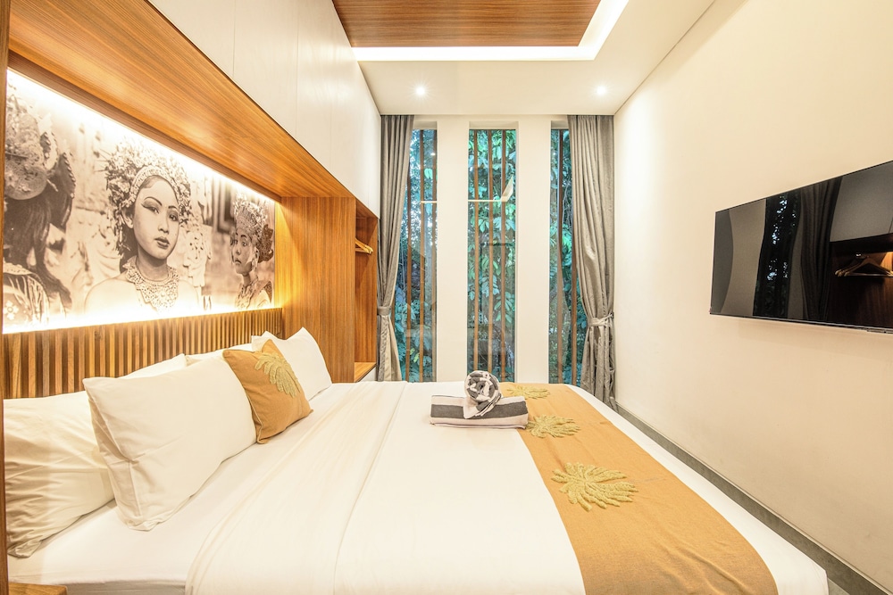 Enchanting 5BR Canggu Villa Moments to Sea