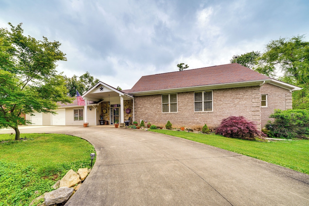 14 Mi to Dtwn Louisville: Holiday Vacation Home!