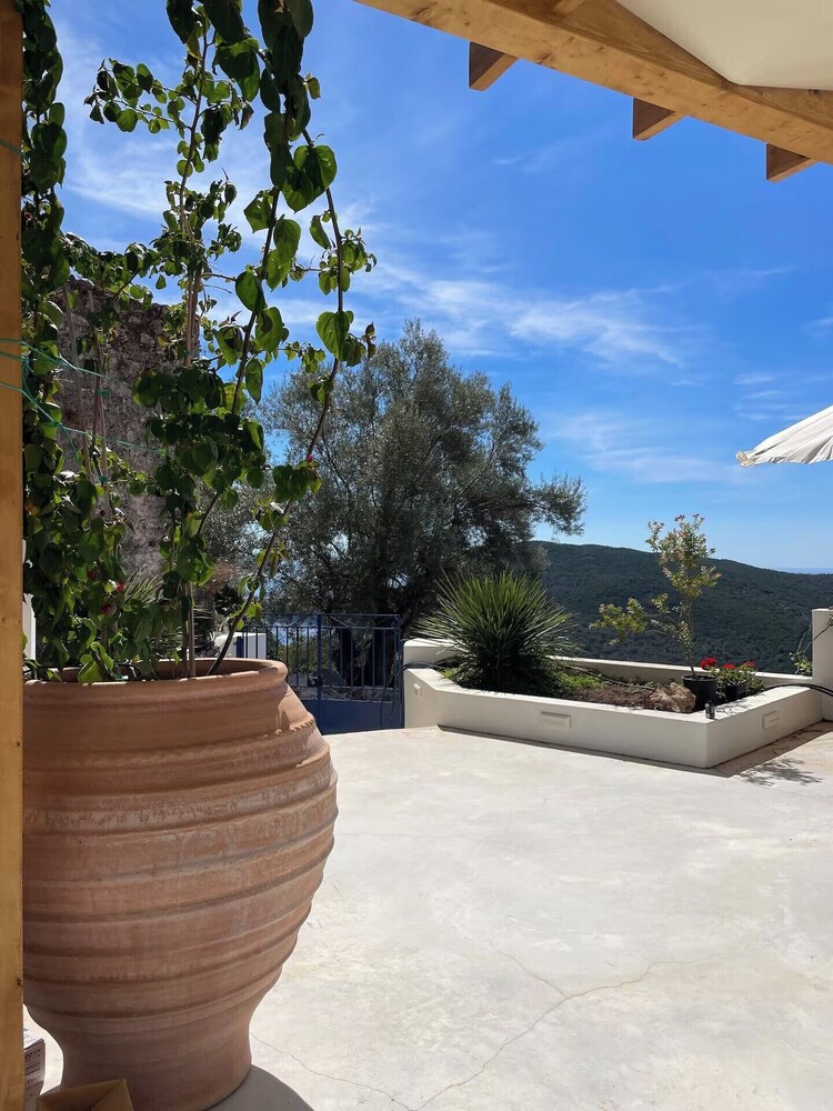 The White House Evgrious, Sleeps 4, Close to Beach