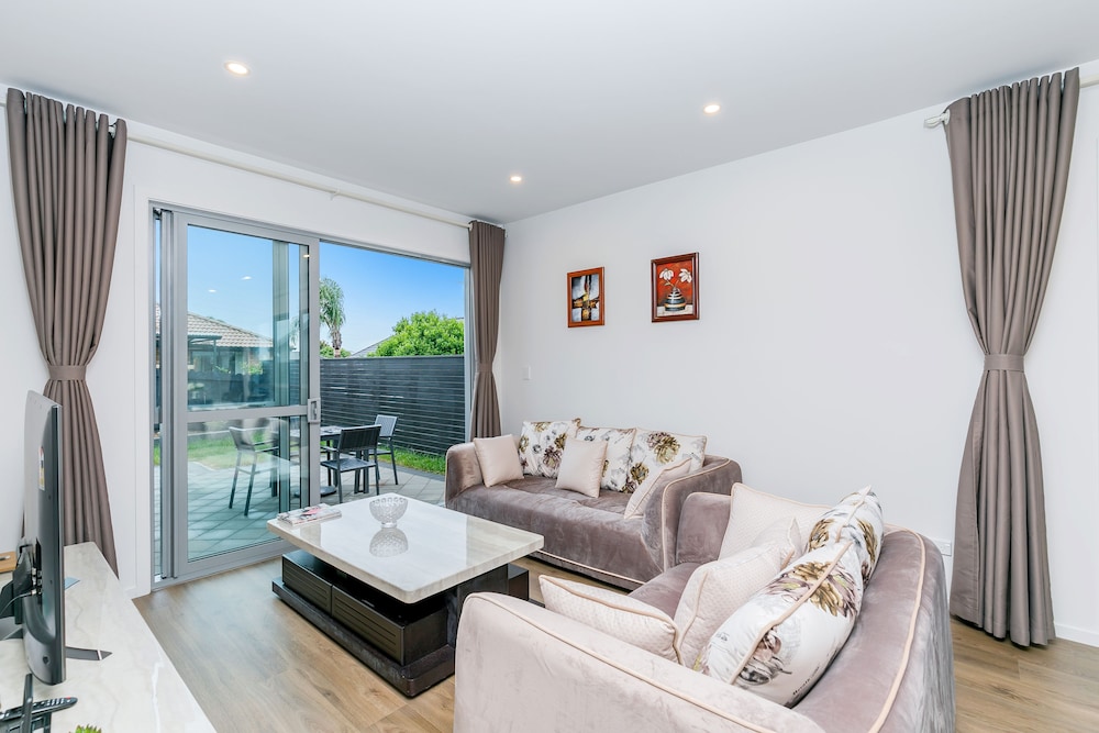 Hero Holiday House