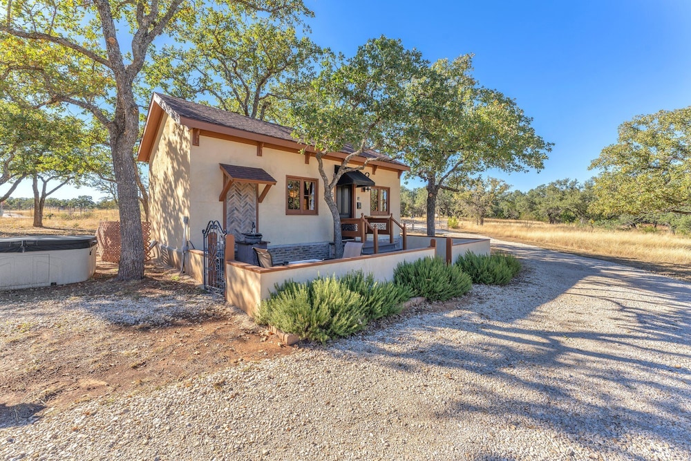 The Vines Retreat, Hot-tubs, Game Room, 10-mins to Downtown!
