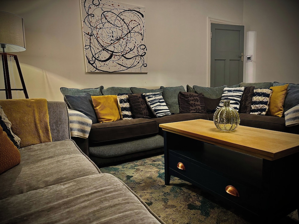 The Horncliffe Hot Tub House