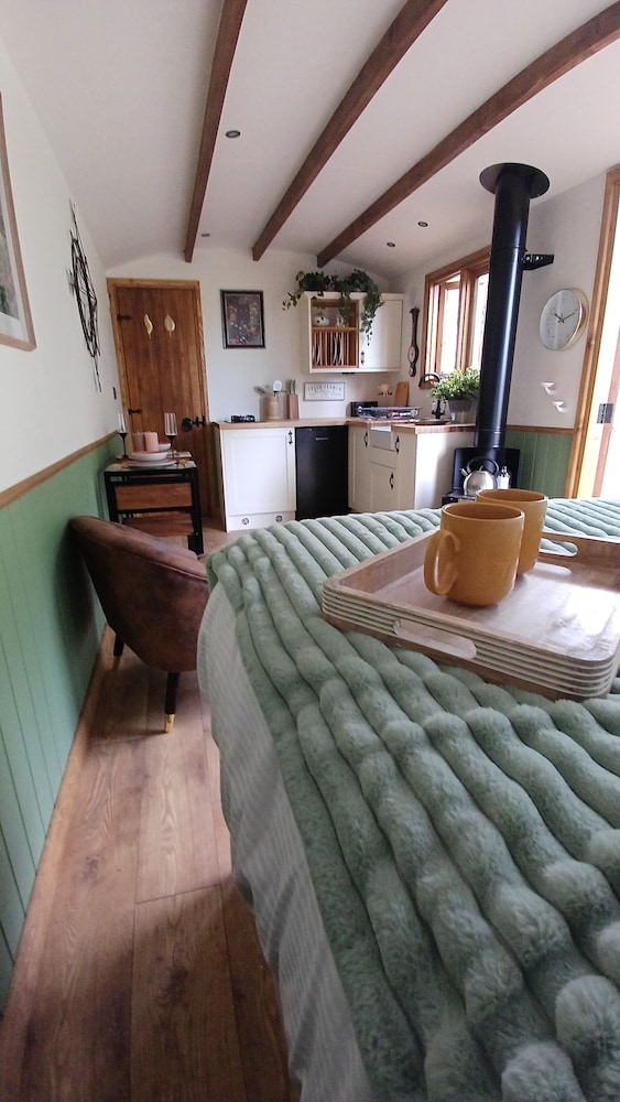 The Botanist - Luxury Cabin With Hot Tub Near York view 3
