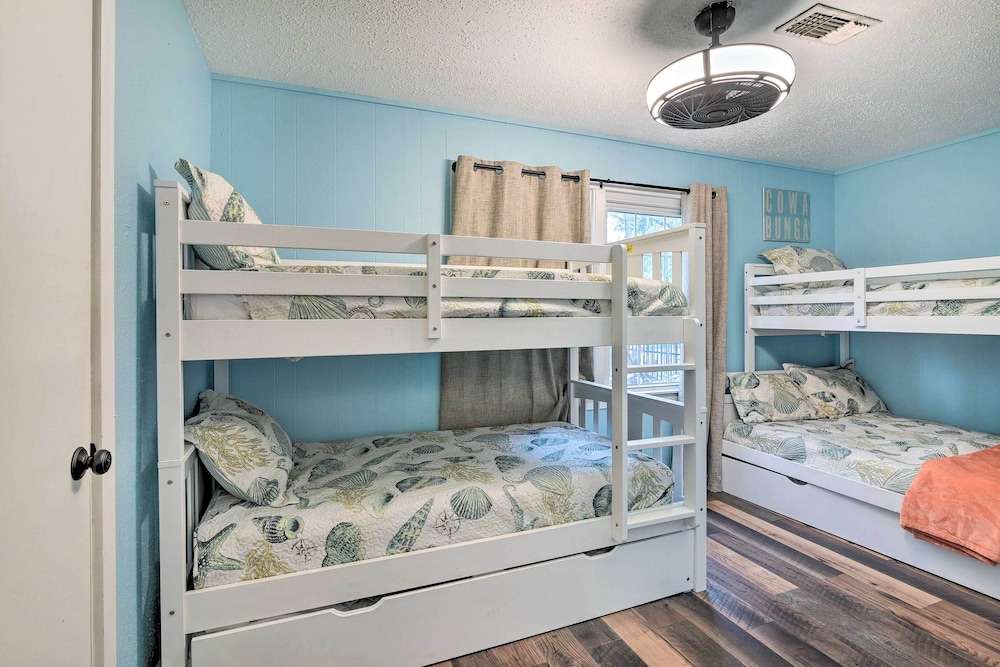 Galveston Group Getaway w/ Private Yard + Fire Pit