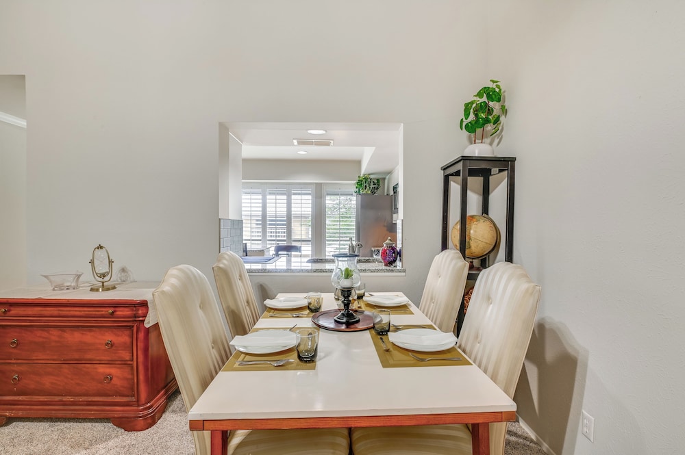 12 Mi to Downtown Dallas: Irving Condo w/ Balcony