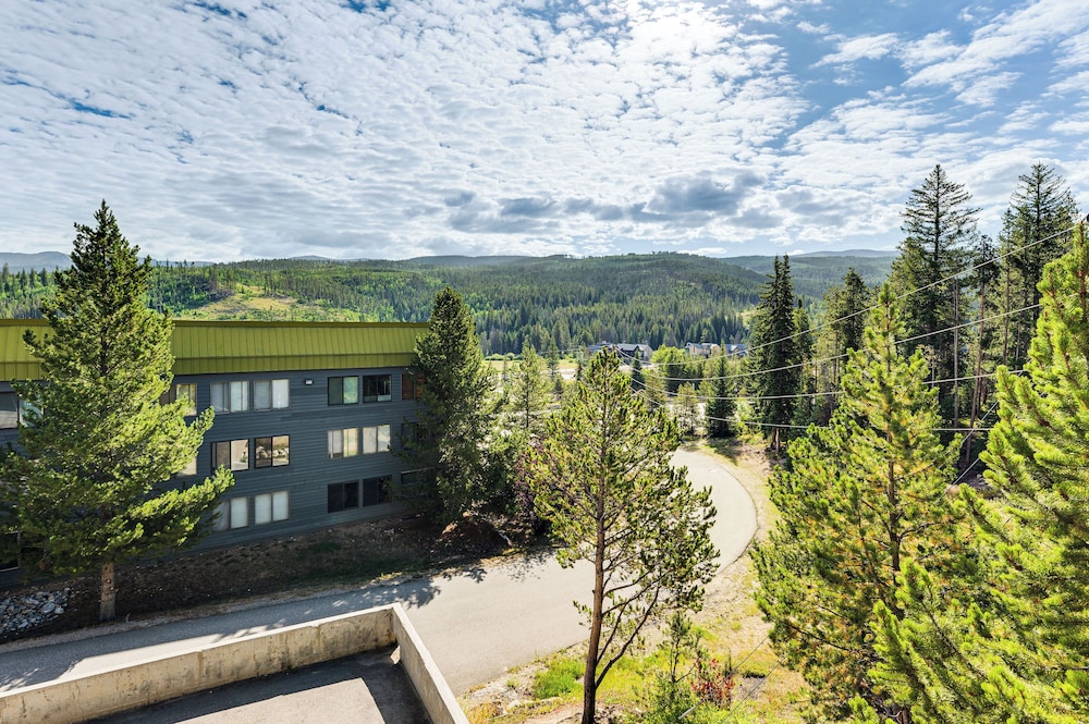 2 Mi to Winter Park Slopes: Mtn-view Condo!