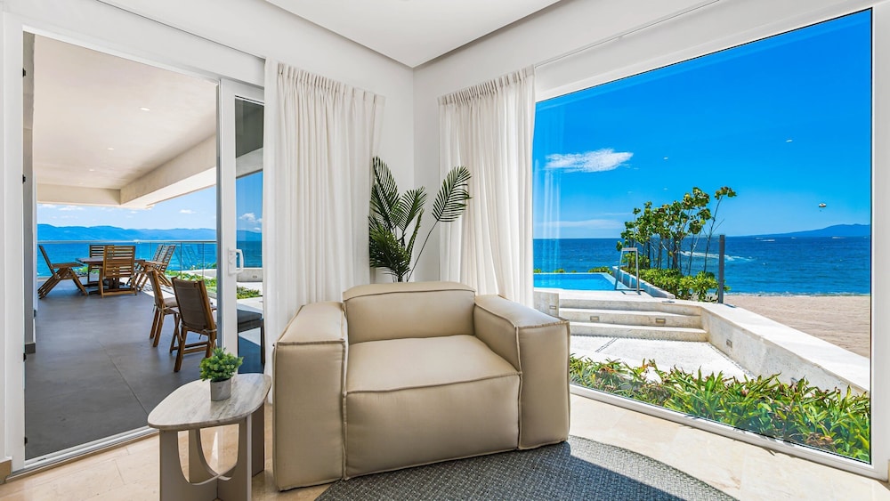 3BR with Private Pool on the Ocean