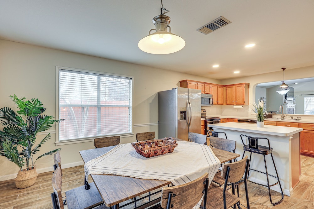 14 Mi to Dtwn San Antonio: Home w/ Pool & Yard