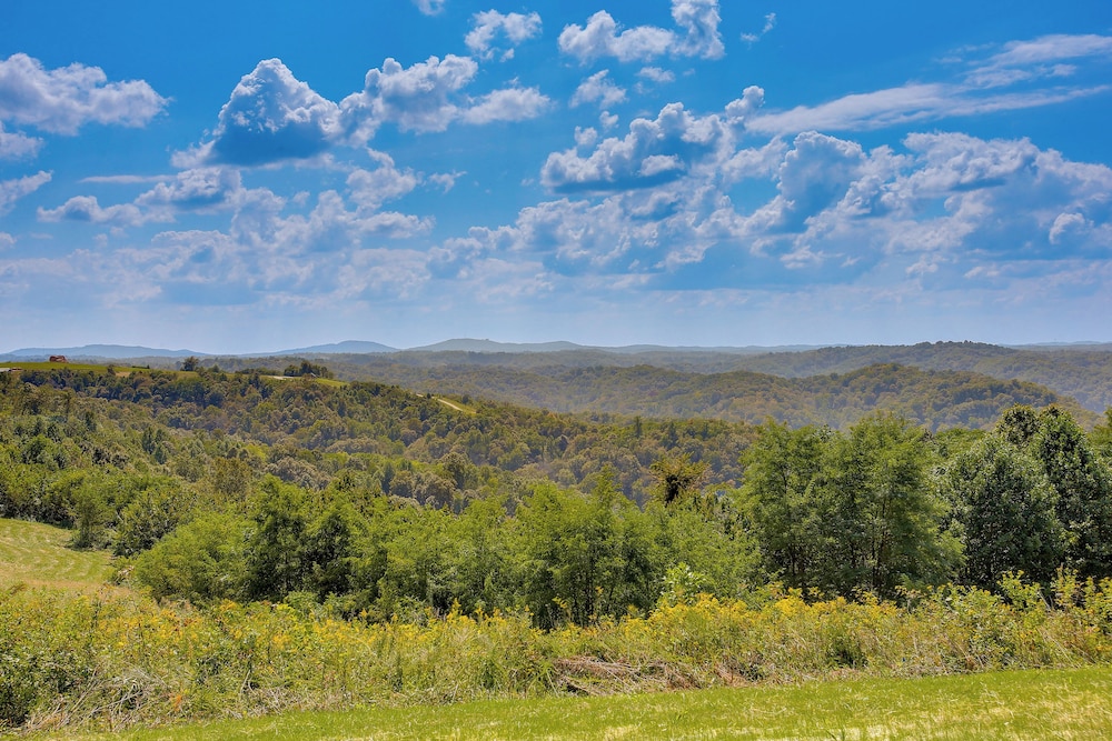 Dale Hollow Lake Views & Hot Tub: Tennessee Escape