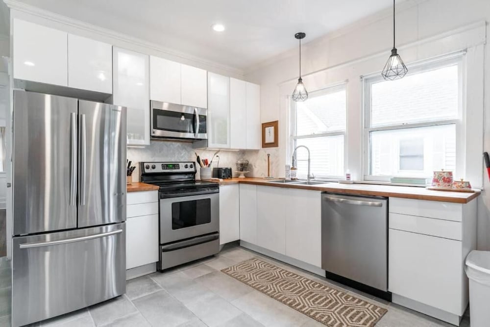 Spacious Duplex for 14 in Downtown