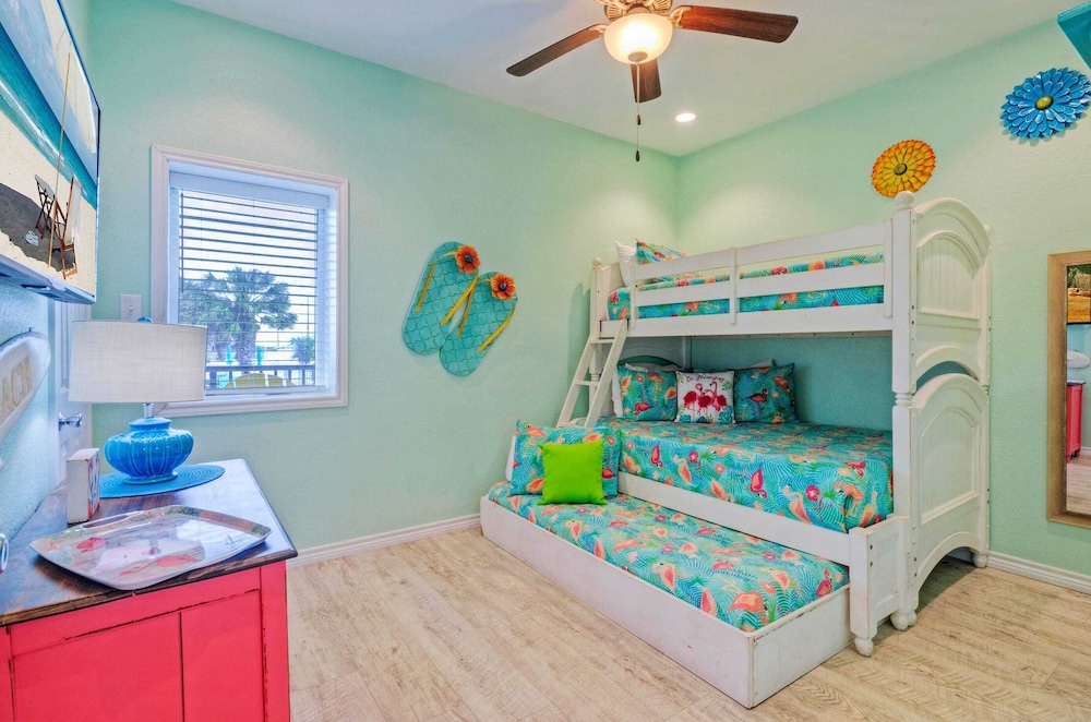 Sleeps 22 3 Condos in Beachfront Complex w/ Pool, Pickleball Island Retreat