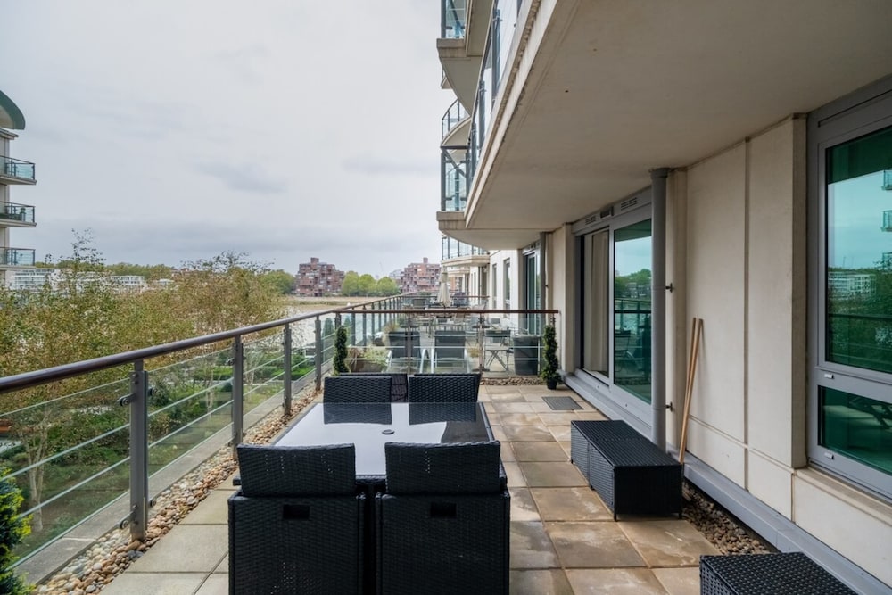 Central 2BD Flat w/ River View Balcony - Vauxhall!