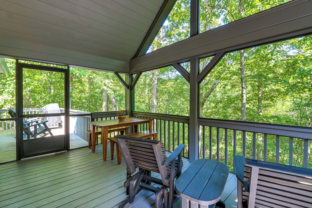 Hot Tub, Decks & Creek Access: Mccaysville Cabin!