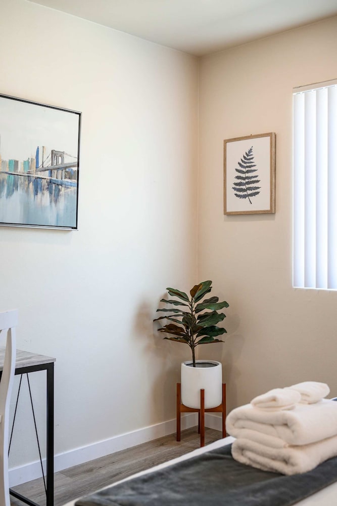 Stylish Home w Free Parking Near LA Hotspots 8