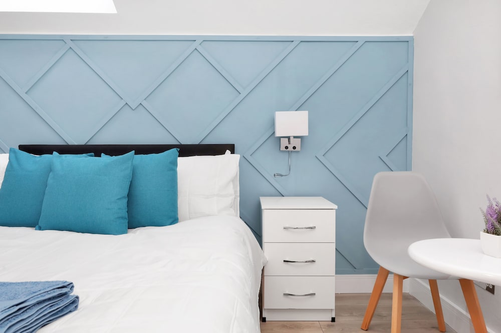 Stylish 4-bed Apartment - Parking & Central Links