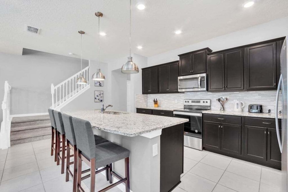 Your Enchanted Take Me Away Townhome! 5 Bedroom Townhouse