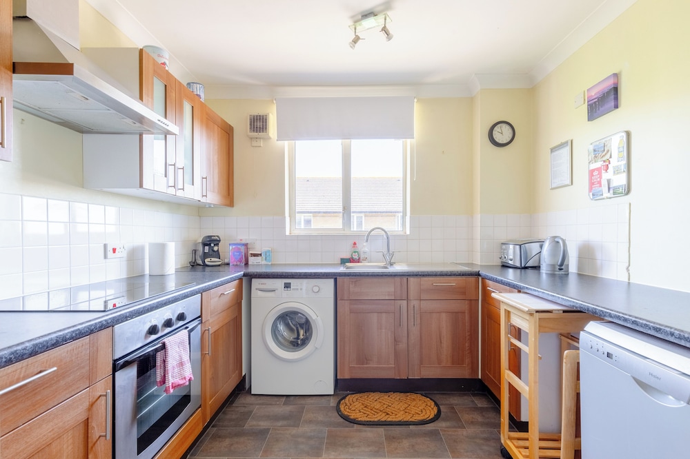 Homely 1 Bedroom Apartment in Beckton With Parking