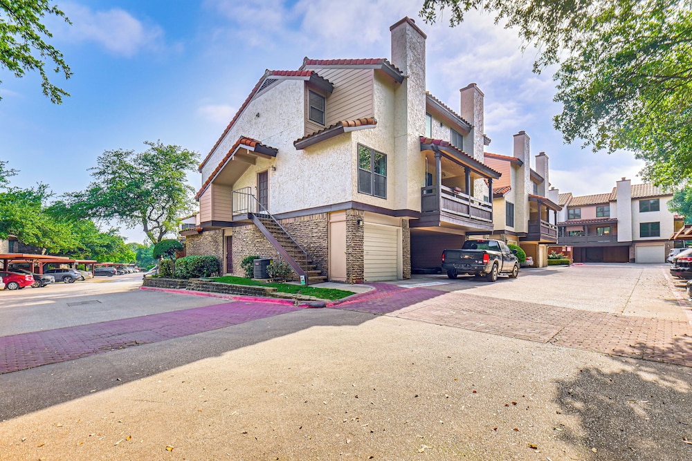 Cozy 2-story Condo Near Galleria in North Dallas!