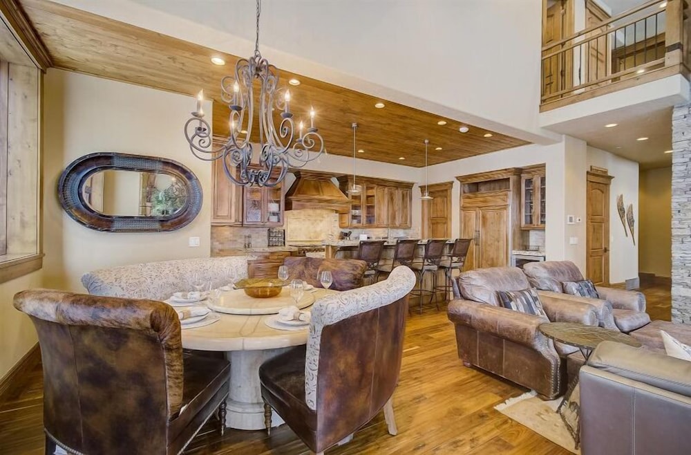 The Lookout by Avantstay Beautiful Mountain Escape w/ Hot Tub & Movie Theatre view 3