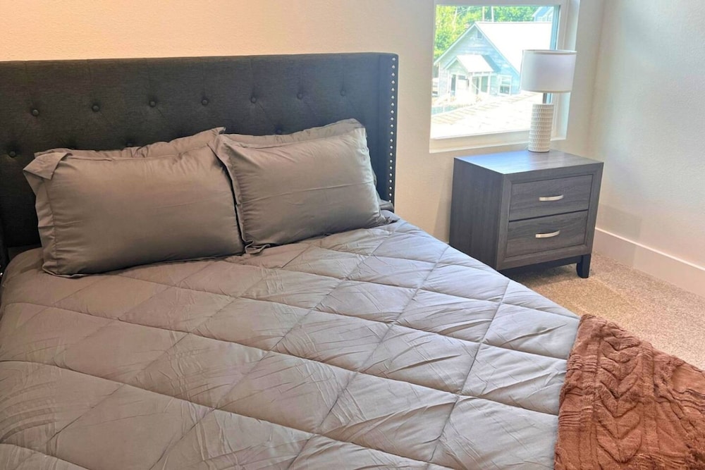 Gated 3BR Home 10 Mins Downtown