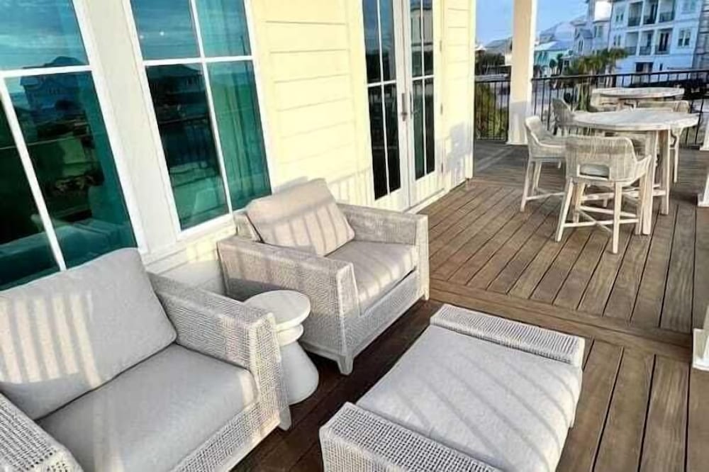 Sunset Pointe 30A by Avantstay Gulf Views, Carriage, Pool