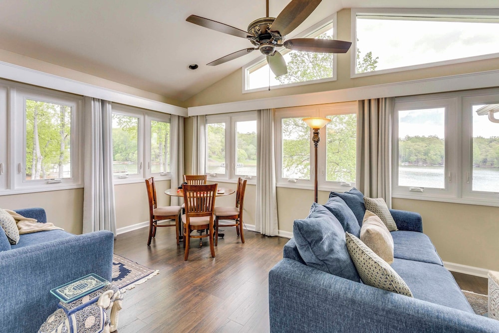 February Perks! Couples Getaway in Hayesville