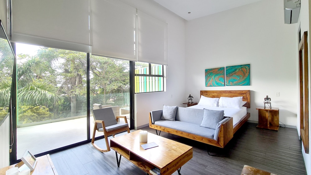 BEE Suites Santa Ana