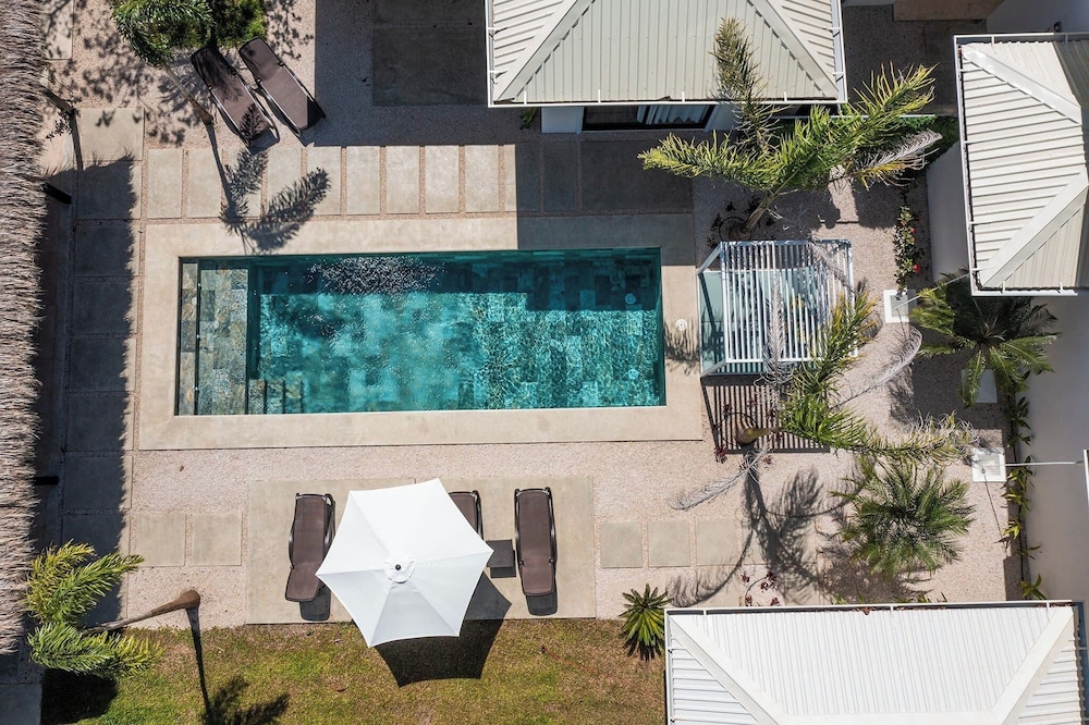 New Oasis in Gated Community With Pool Breakfast