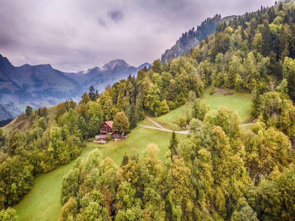 Chalet in Rossiniere Near Glacier & Lake