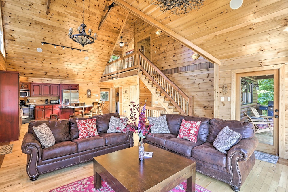Charming Blue Ridge Cabin w/ Hot Tub & Views! view 3