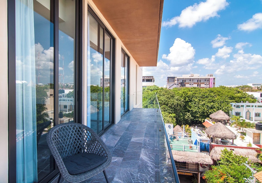 Condos with Oceanview Rooftop Pool
