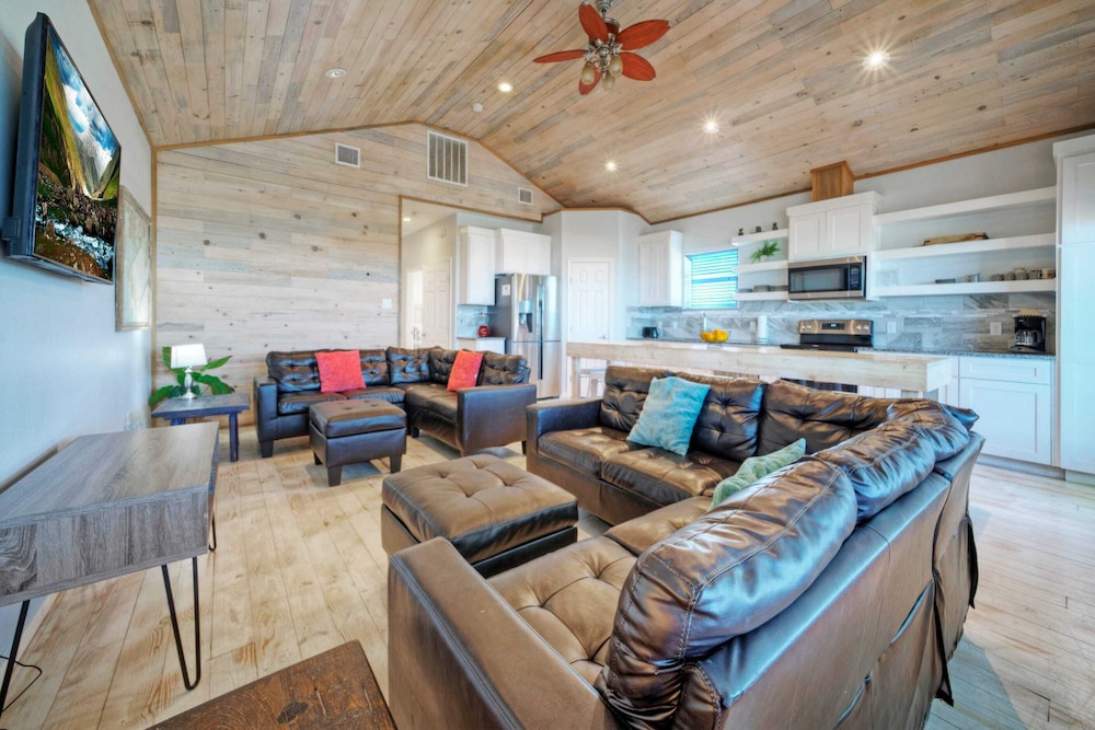 Sleeps 26 2 Homes w/ Waterfront Pool + Boat Dock Laguna Village Escape