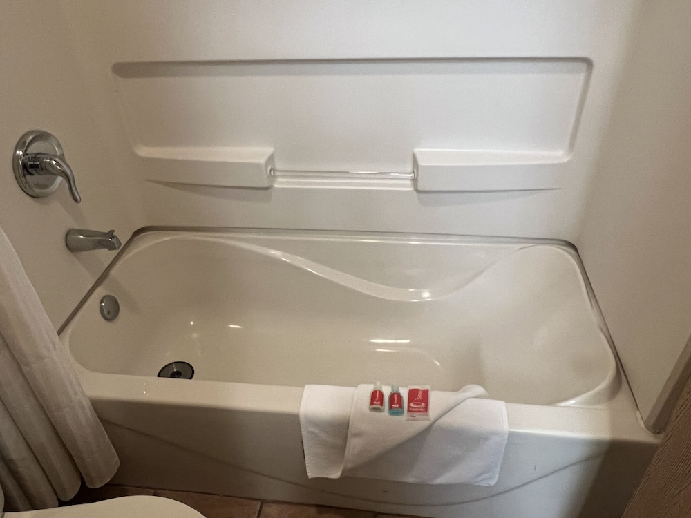 Econo Lodge Inn & Suites Walnut