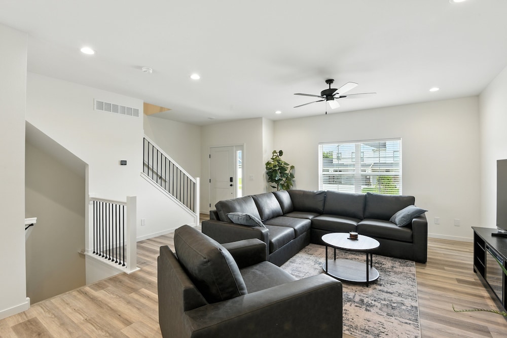 Modern Townhome Retreat In Prime Location 3 Bedroom Townhouse