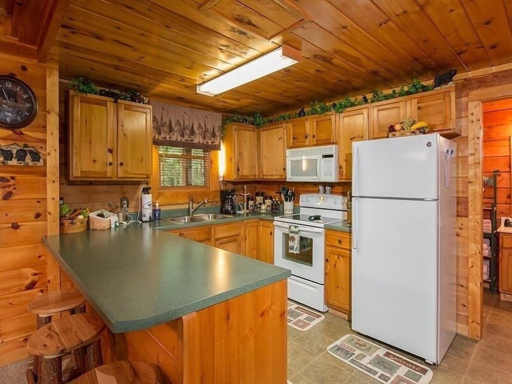 Forest Fling 2 Bedroom Cabin by RedAwning