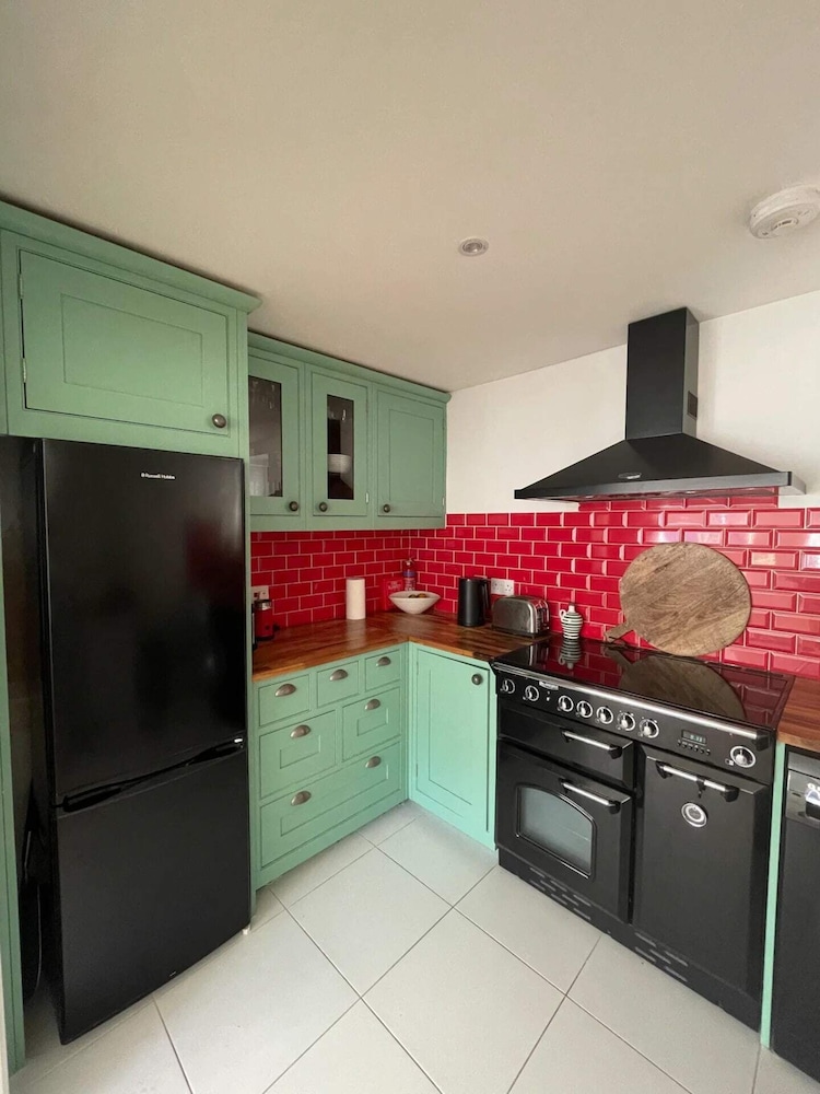 Beautiful 2BD Flat With Private Courtyard- Borough