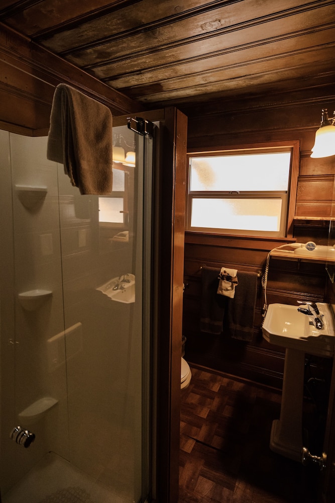 Embers Lodge and Cabins