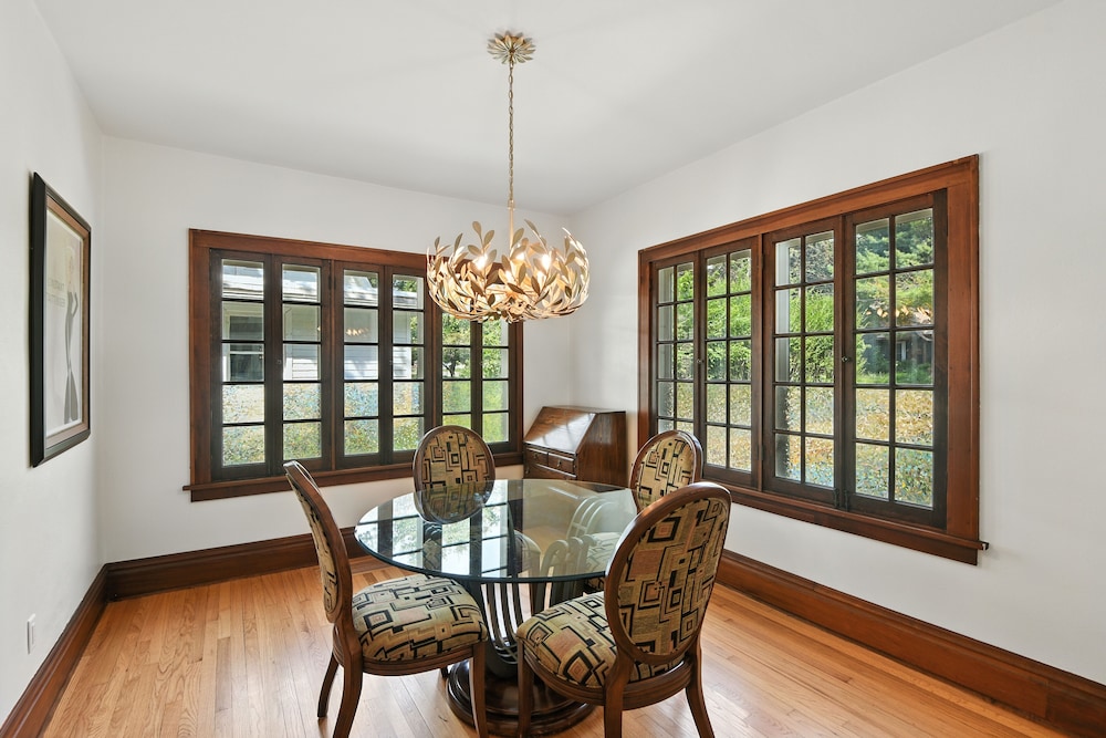Charming Manville Heights Cottage Retreat 3 Bedroom Home
